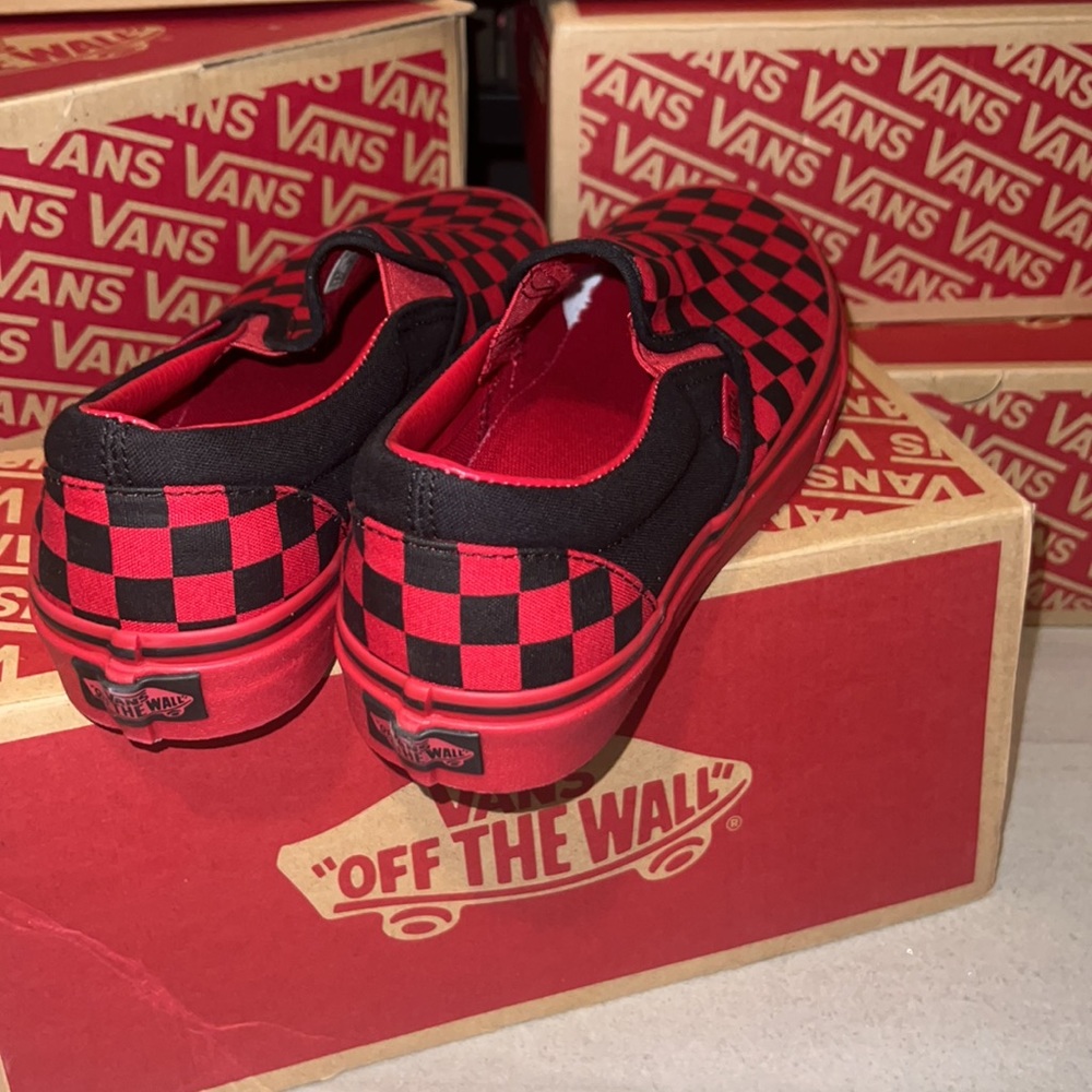 π₯ VANS CLASSIC SLIP-ON MONO CHECKERED RED AND BLACK SHOES π₯ - Picture 6 of 7